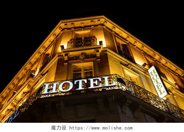 晚上HOTEL的酒店暗黄色照明标志